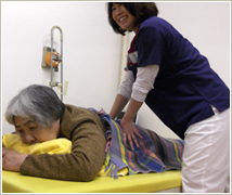 柔道整復師による施術の様子